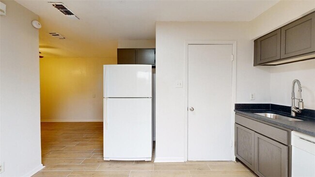 Photo - 725 Peppertree Dr Unit 25