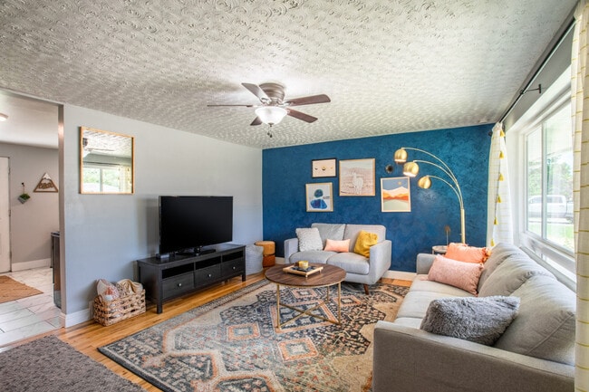 Photo - 1020 E Diamond Way Unit ID1249911P