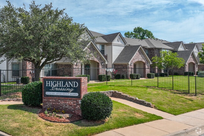 Sign - Highland Crossing Apartments