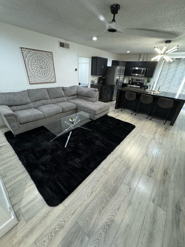 Building Photo - 2928 E Poplar Ave Unit SI FL2-ID1620943P