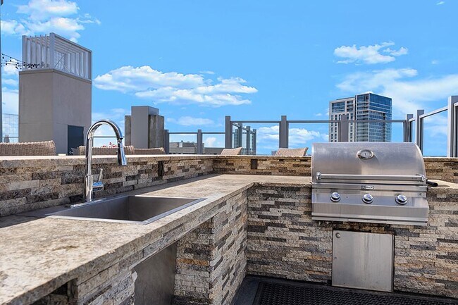 SkyDeck with outdoor kitchen and BBQ grills - SkyHouse Dallas Apartments