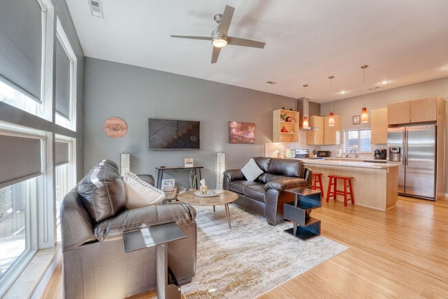 Photo - 330 W 5th St Unit ID1241344P