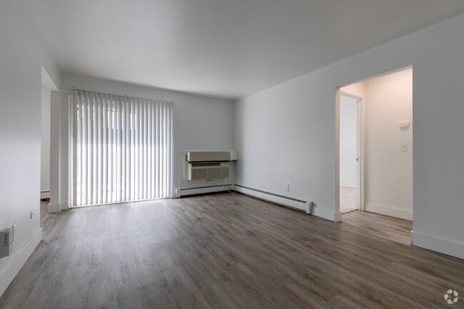 1BR, 1BA - 750SF, Living Room - Kings Pointe Apartments - Warren, MI