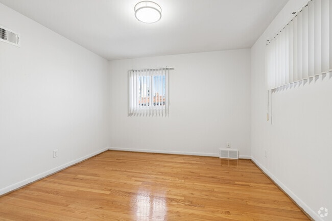 Alberta I - 1BR, 1BA - 603SF - Bedroom - Amber Court Apartments