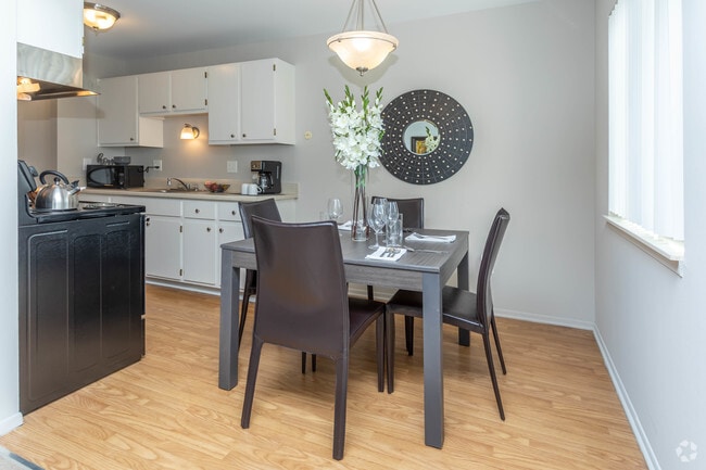 1BR, 1BA - 836 SF - Bloomfield Square Apartments - Auburn Hills, MI