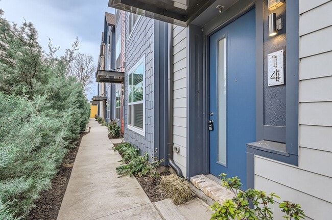 Photo - 301 E Lamar St