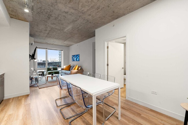 Photo - 853 W Blackhawk St Unit SI FL6-ID1466143P