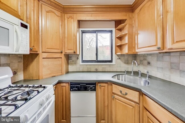 Building Photo - 7611 Maple Ave Unit 202