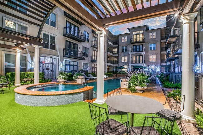 Photo - La Maison River Oaks