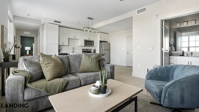 Building Photo - 900 N Tryon St Unit 3114