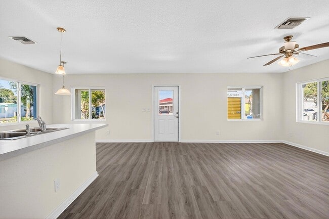 Photo - 857 W 3rd St