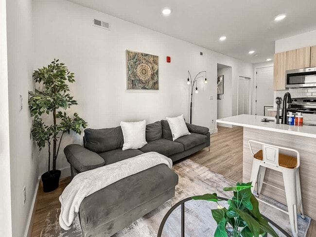 Building Photo - 2400 E Huntingdon St Unit ID1075549P