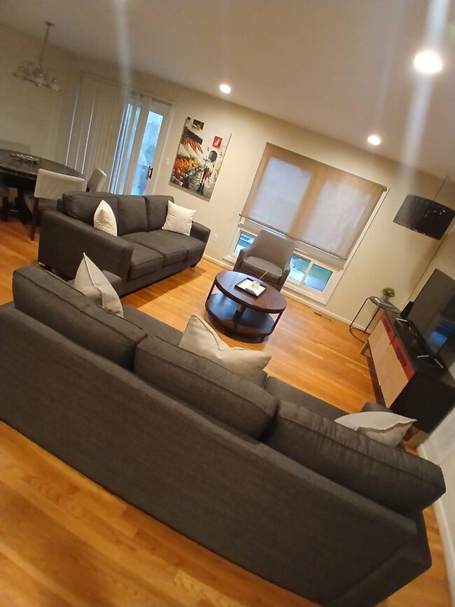 Photo - 1937 Woodford Rd Unit SI ID1473412P