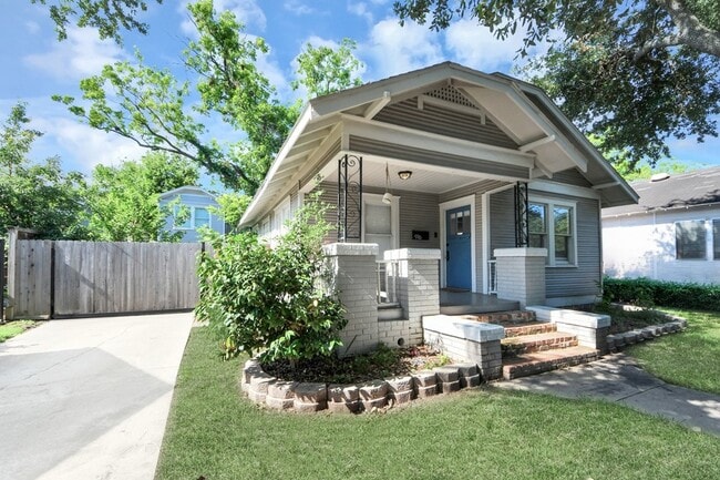 Photo - 916 W Cottage St