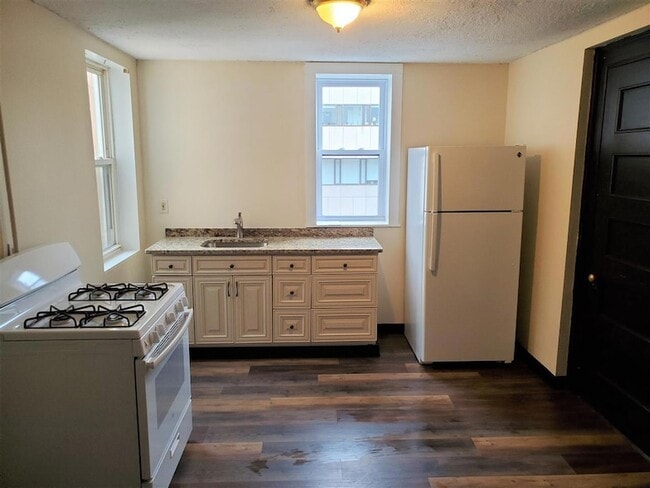 Photo - 819 Elm St Unit 14