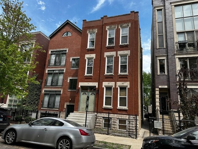 Building Photo - 869 N Hermitage Ave Unit 3R