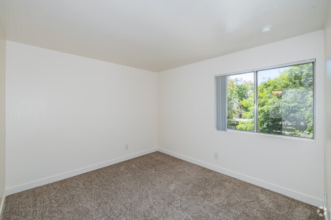 2BR, 1BA - 795SF - Bedroom - Carmel Pointe