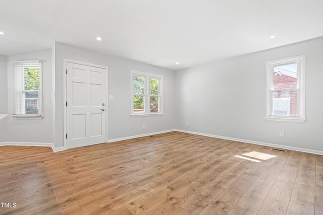 Photo - 1212 Pender St