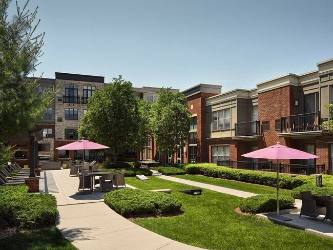 Quarry Place at Tuckahoe Outdoor Courtyard - Quarry Place at Tuckahoe