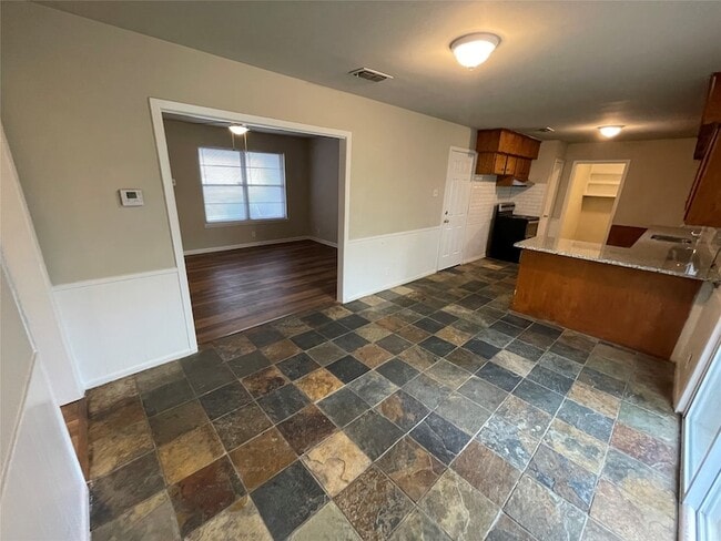 Photo - 905 La Salle Dr