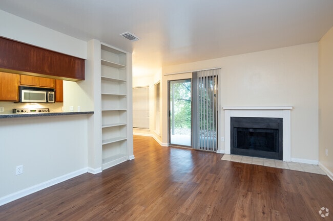 1BR, 1BA - 700SF - Great Hills