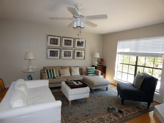 Building Photo - 7640 W Greenway Blvd Unit 2D