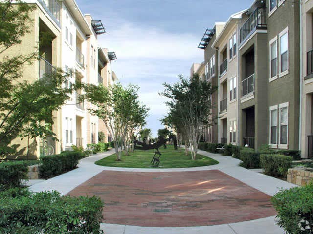Court Yard - Thousand Oaks