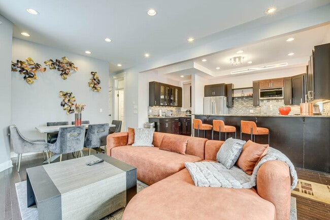 Building Photo - 2033 W Washington Blvd Unit ID1306414P