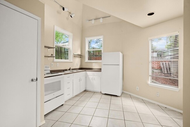 Photo - 3302 Hemlock Ave