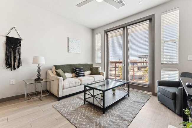 Building Photo - 400 N 2nd Ave Unit ID1050049P