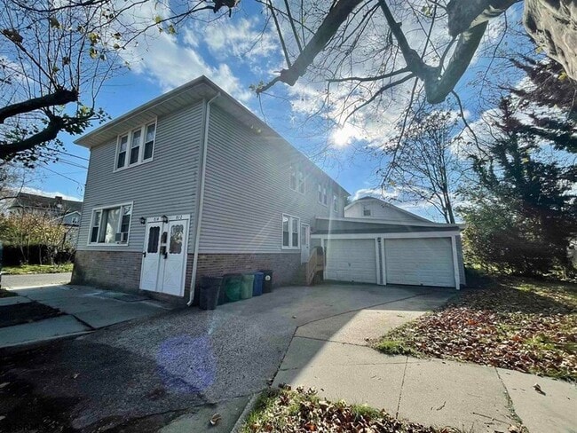 Building Photo - 814 Buerger St
