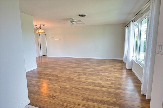 Photo - 1325 Cambridge Dr