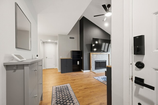 Building Photo - 1860 White Oak Dr Unit 242