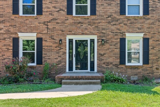 Photo - 830 Iris Ln