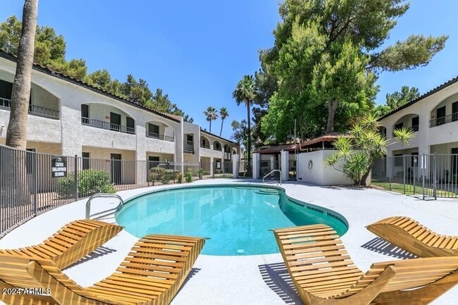 Building Photo - 2645 E Cactus Rd Unit 1