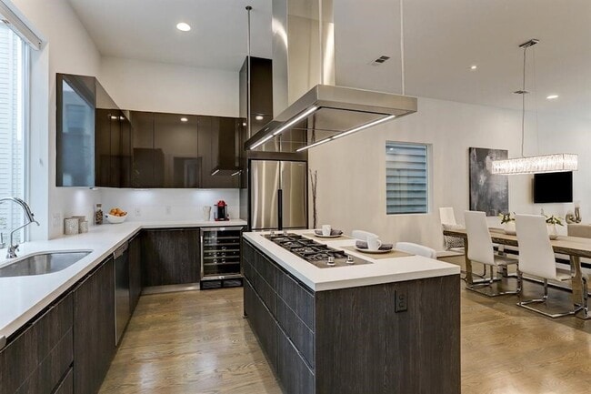 Building Photo - 5905 E Post Oak Ln