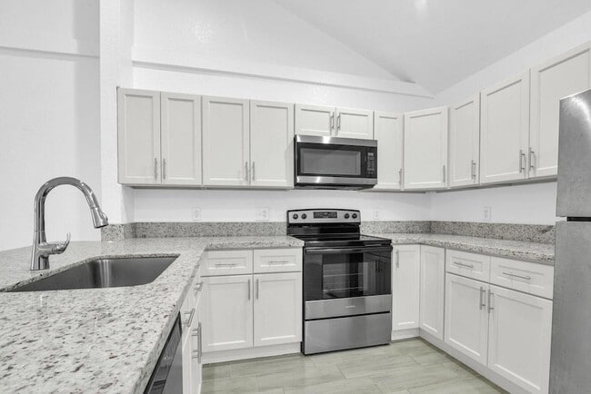 Building Photo - 13998 Folkestone Cir