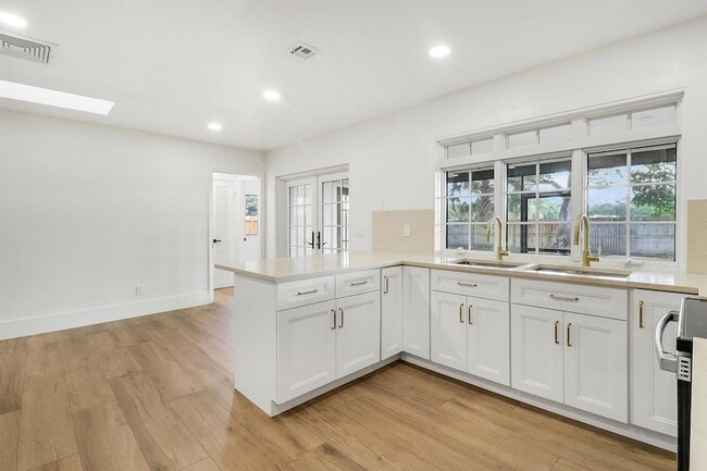 Photo - 1009 Alamanda Dr