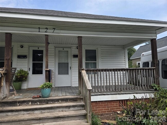 Building Photo - 127 N Maple St