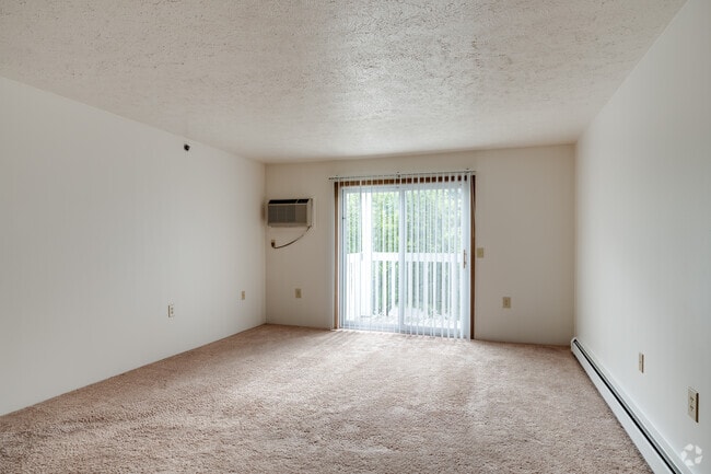 2BR, 1BA - 1,000SF - Living Area - Fenton Estates Apartments