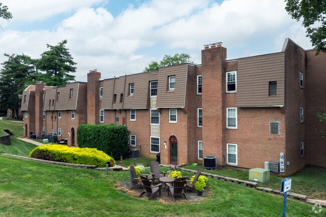 Building Photo - Meadowbrook Apartments