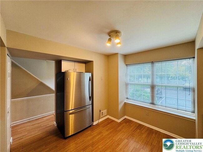 Photo - 102 Quaker Dr