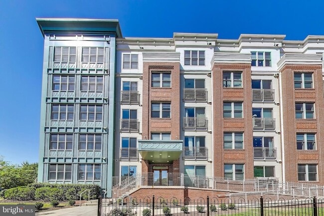 Building Photo - 1350 Maryland Ave NE Unit 316