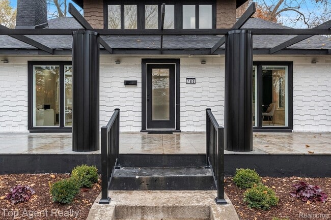 Photo - 784 Barrington Rd
