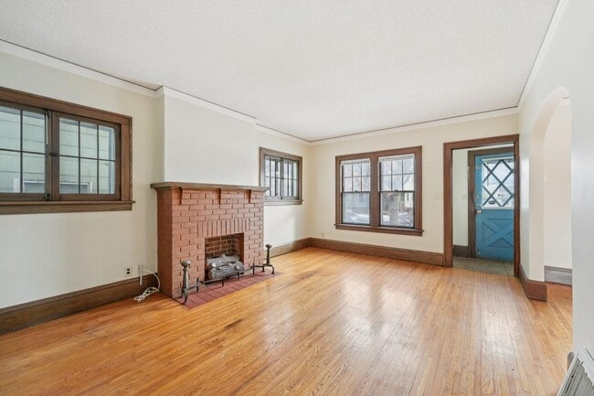 Photo - 661 Surrey Ave E