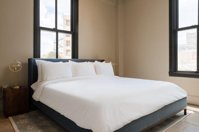 Photo - 505 E Travis St Unit ID1267108P