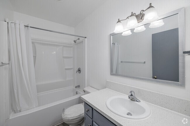 2BR, 1BA - 925SF - Bathroom - Casa Corona