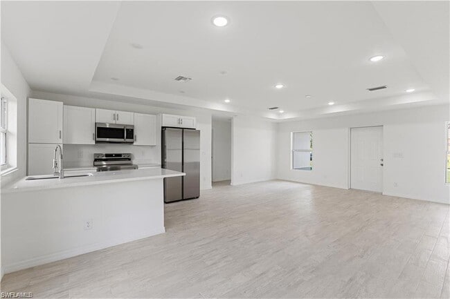 Photo - 835 Palomino St E