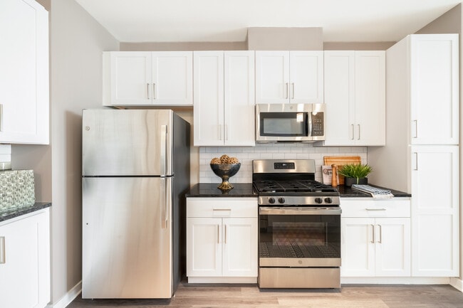 Designer Collection Kitchen - Creekstone Village Apartments