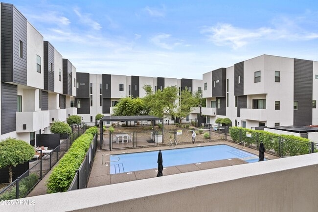 Building Photo - 325 E Coronado Rd